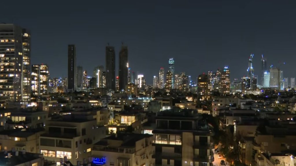 Το Ισραήλ σφυροκοπά την Τεχεράνη και την Βηρυτό – Απαντάει με επιθέσεις σε Τελ Αβίβ και Μπαχρέιν το Ιράν