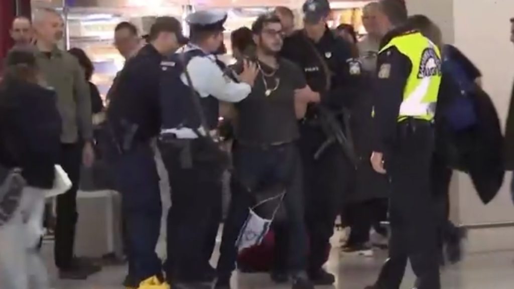 “Ελευθέριος Βενιζέλος”: Άνδρας με σημαία του Ισραήλ προσήχθη μετά από καυγά – Δείτε βίντεο