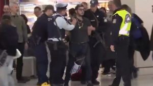 “Ελευθέριος Βενιζέλος”: Άνδρας με σημαία του Ισραήλ προσήχθη μετά από καυγά – Δείτε βίντεο