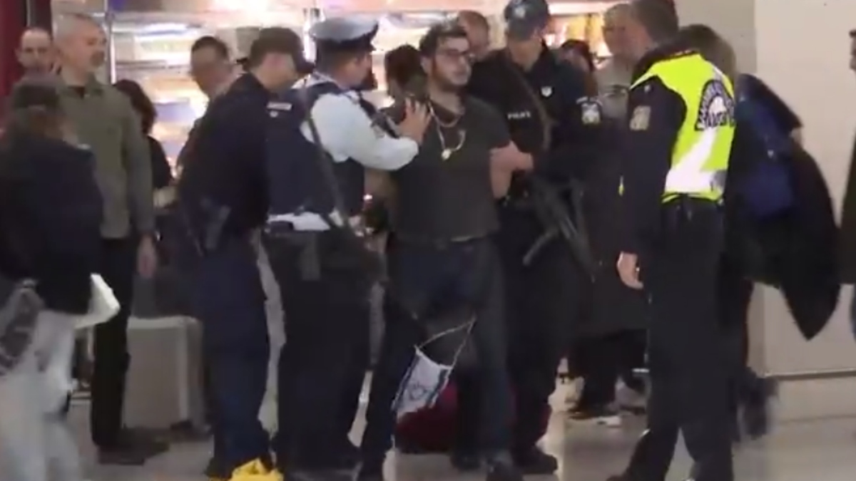 “Ελευθέριος Βενιζέλος”: Άνδρας με σημαία του Ισραήλ προσήχθη μετά από καυγά – Δείτε βίντεο