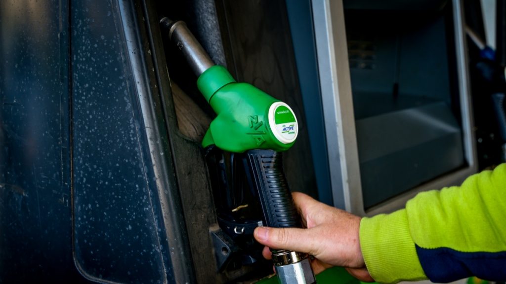 Εκτινάχθηκε στα 118 δολάρια το βαρέλι το πετρέλαιο – Πού μπορεί να φτάσει η τιμή της βενζίνης στην Ελλάδα