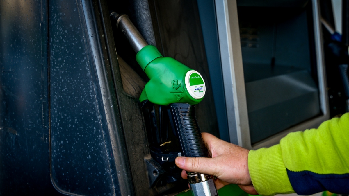 Εκτινάχθηκε στα 118 δολάρια το βαρέλι το πετρέλαιο – Πού μπορεί να φτάσει η τιμή της βενζίνης στην Ελλάδα