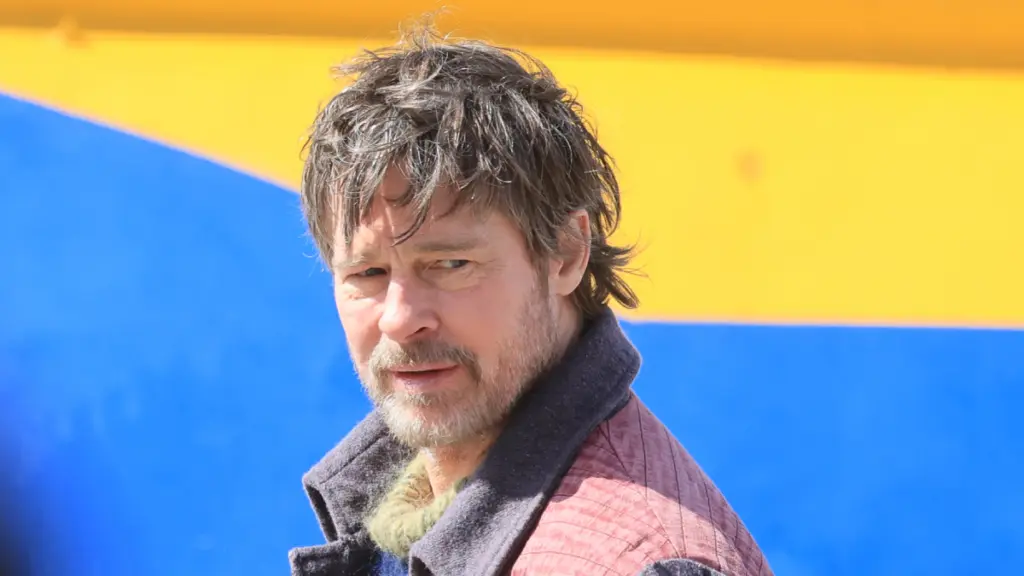 Η στιγμή που ο Brad Pitt φεύγει με πολυτελή θαλαμηγό από την Ύδρα (vid)