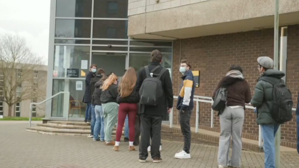 Βρετανία: Αυξήθηκαν τα κρούσματα της επιδημίας μηνιγγίτιδας – Έφτασαν τα 27