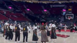 Ελληνική βραδιά στο Μιλγούοκι κατά την διάρκεια του Μπακς – Μπλέιζερς – Τραγούδι της Αναστασίας ακούστηκε στα μεγάφωνα (βίντεο)