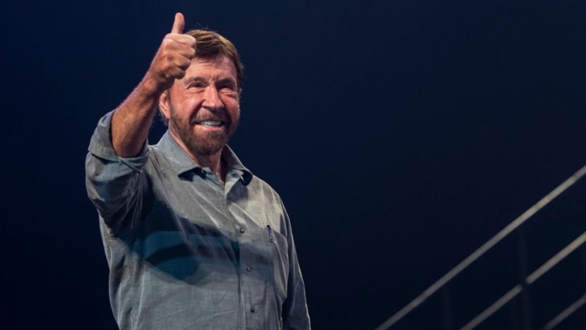 Τσακ Νόρις: Ο βετεράνος κινηματογραφικός κομάντο, οι πολεμικές τέχνες και τα ανέκδοτα που τον έκαναν θρύλο