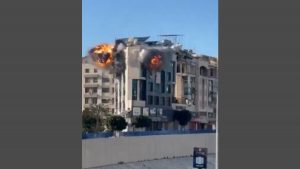 Σφυροκοπά τον Λίβανο το Ισραήλ – Σοκαριστικό βίντεο από χτύπημα σε κτίριο στη Βηρυτό