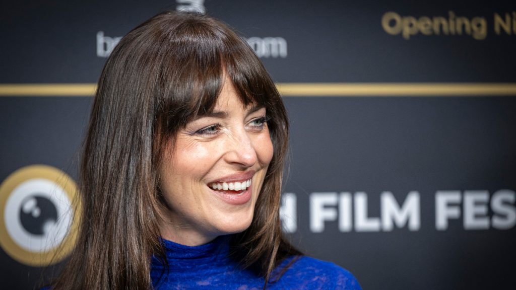 Dakota Johnson: Γιατί διόρθωσε το κενό ανάμεσα στα δόντια της – Τι έχει αποκαλύψει η ίδια