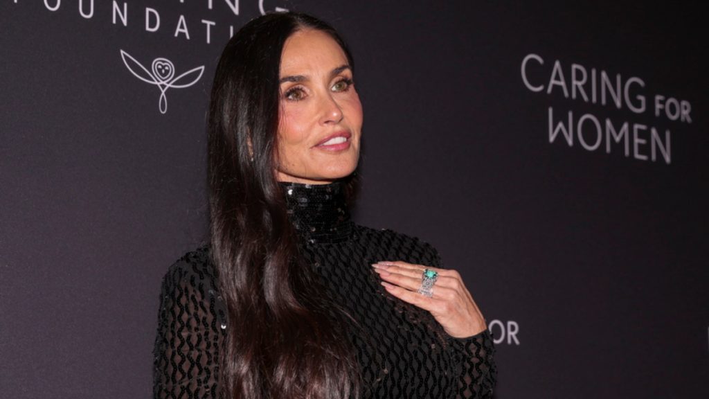 Demi Moore: Αποχωρίστηκε τα μακριά μαλλιά της μετά από πολλά χρόνια – Η ακραία αλλαγή στο look της (pics)