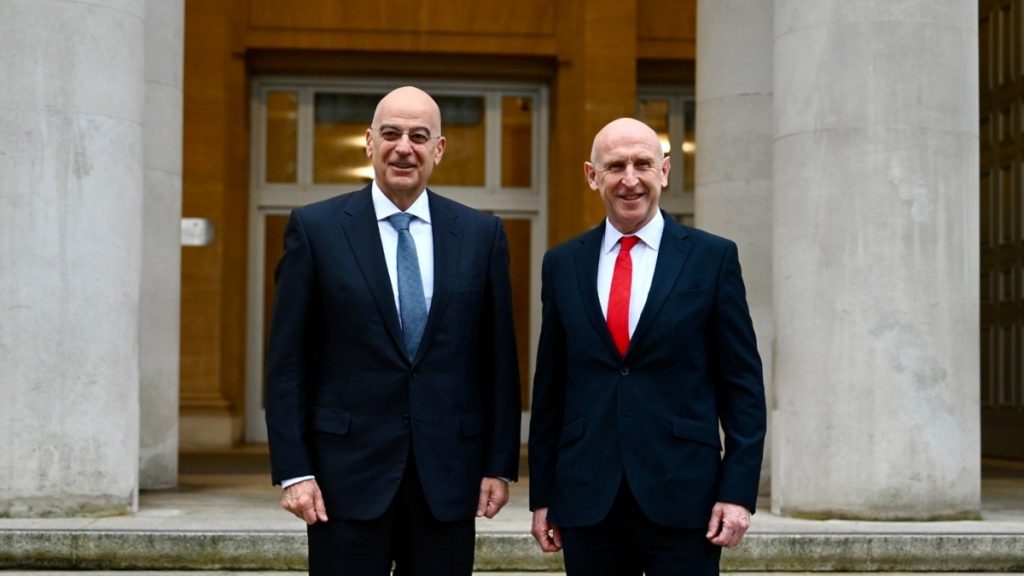 Δένδιας από Λονδίνο: “Καμία πιθανότητα για αποστολή πλοίων στα Στενά του Ορμούζ”