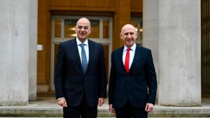 Δένδιας από Λονδίνο: “Καμία πιθανότητα για αποστολή πλοίων στα Στενά του Ορμούζ”