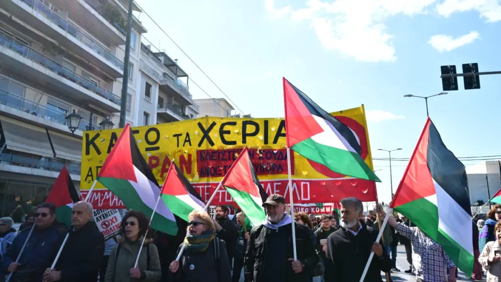 Πορεία έξω από την Αμερικανική πρεσβεία στην Αθήνα για την επίθεση στο Ιράν (Εικόνες)