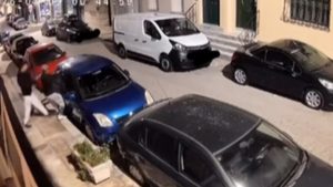 Συμμορία προσπάθησε να διαρρήξει αυτοκίνητο στον Πειραιά – Τους κατέγραψε κάμερα ασφαλείας (βίντεο)