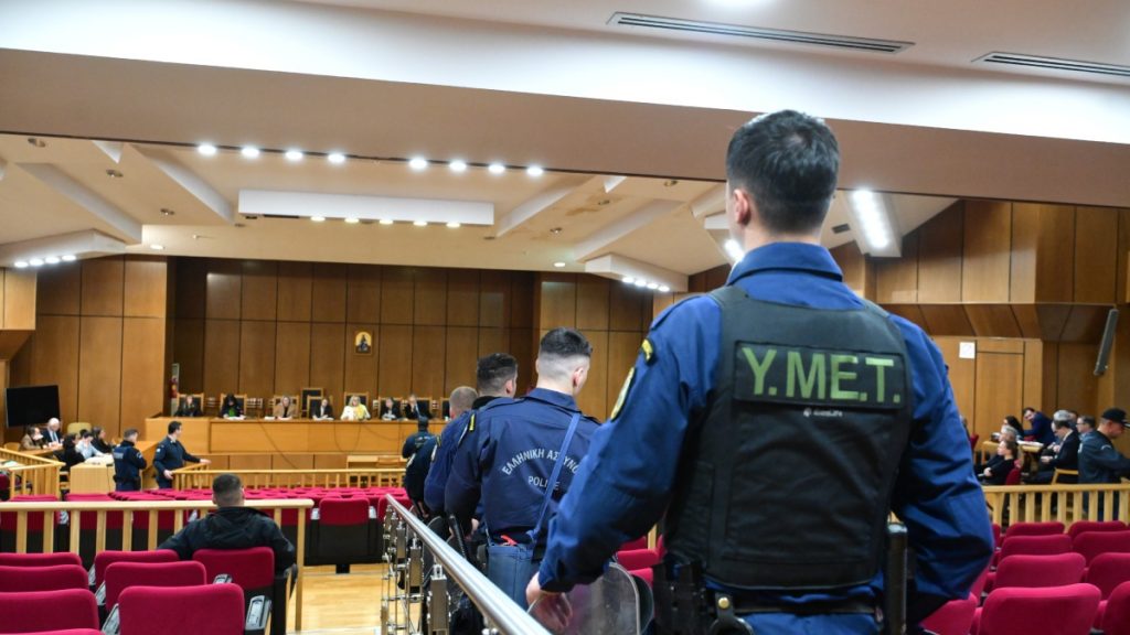 Δίκη Χρυσής Αυγής: Βαριές ποινές για τα μέλη της εγκληματικής οργάνωσης – 13 χρόνια στους “διευθυντές”, ισόβια στον Ρουπακιά