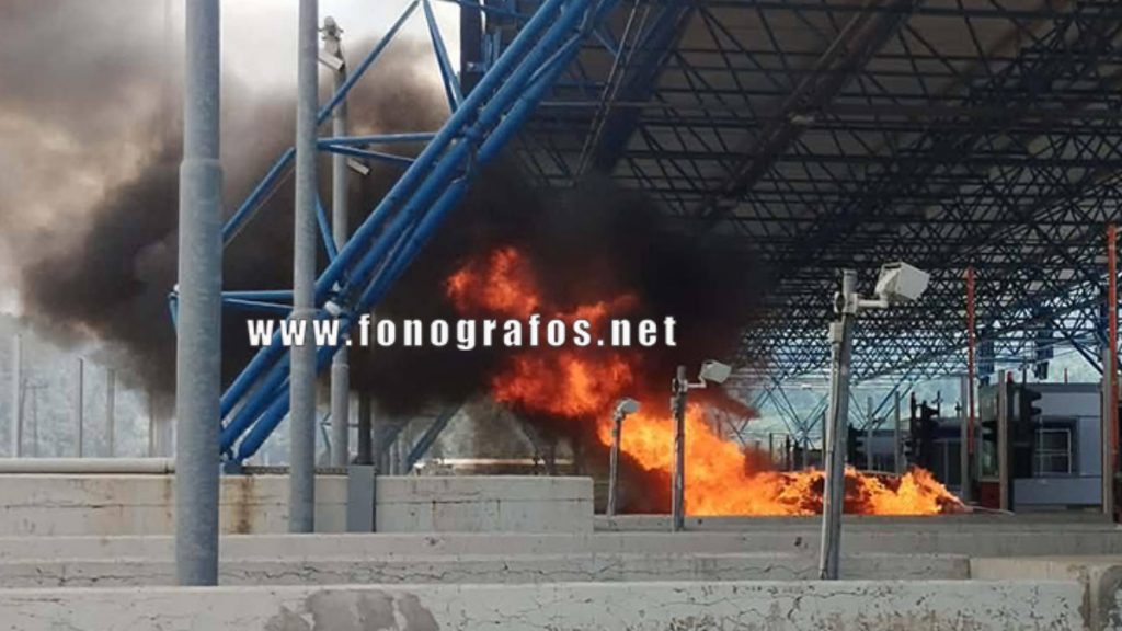 Φθιώτιδα: Τρόμος στα διόδια της Τραγάνας – Αυτοκίνητο τυλίχθηκε στις φλόγες