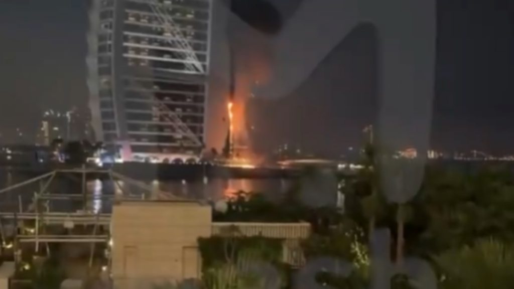 Ντουμπάι: Πληροφορίες ότι ιρανικό drone χτύπησε το Burj Al Arab (Βίντεο)