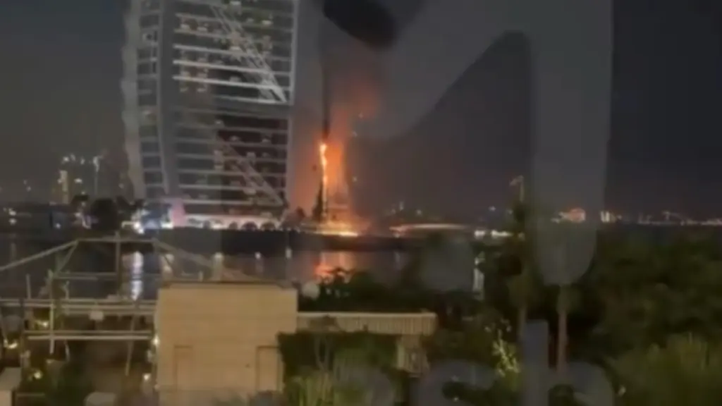 Ντουμπάι: Iρανικό drone χτύπησε το Burj Al Arab – Στο στόχαστρο και το αεροδρόμιο (Βίντεο)