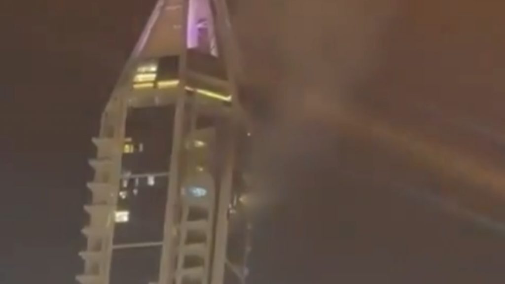 Ντουμπάι: Βίντεο δείχνει καπνούς να βγαίνουν από ουρανοξύστη – Έπεσαν συντρίμμια ιρανικού βλήματος