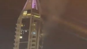 Ντουμπάι: Βίντεο δείχνει καπνούς να βγαίνουν από ουρανοξύστη – Έπεσαν συντρίμμια ιρανικού βλήματος