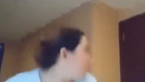 Τρόμος στο Ντουμπάι: Ιρανικός πύραυλος χτυπάει πολυκατοικία την ώρα που γυναίκα κάνει live στο internet (βίντεο)