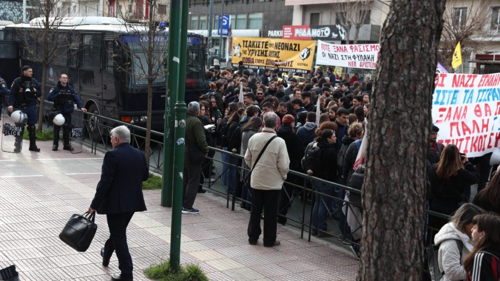 Αντιφασιστική συγκέντρωση έξω από το Εφετείο με αφορμή την απόφαση για την Χρυσή Αυγή – Κλειστή η Αλεξάνδρας