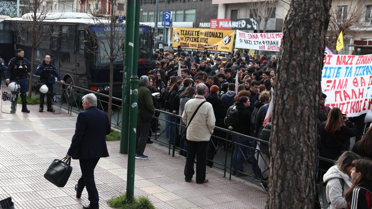 Αντιφασιστική συγκέντρωση έξω από το Εφετείο με αφορμή την απόφαση για την Χρυσή Αυγή – Κανονικά η κυκλοφορία στην Αλεξάνδρας (Εικόνες)