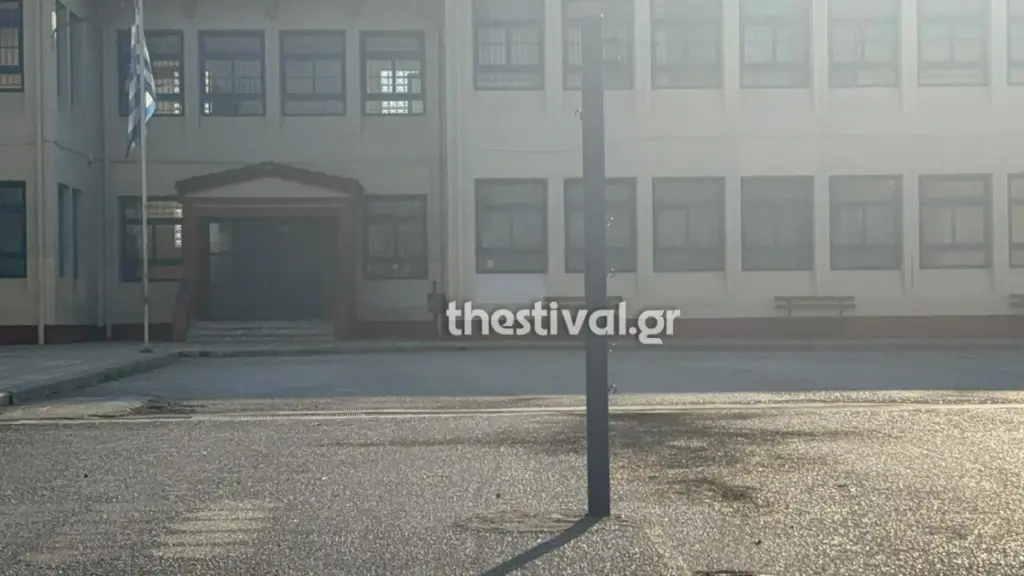 Θεσσαλονίκη: Άγνωστοι έριξαν επτά αυτοσχέδιες βόμβες μολότοφ σε προαύλιο σχολείου (Βίντεο)