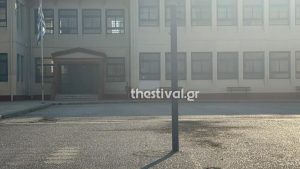 Θεσσαλονίκη: Άγνωστοι έριξαν επτά αυτοσχέδιες βόμβες μολότοφ σε προαύλιο σχολείου (Βίντεο)