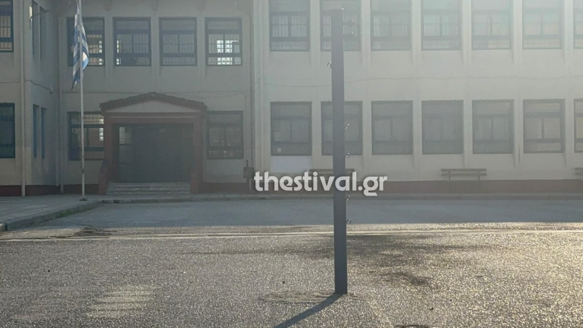 Θεσσαλονίκη: Άγνωστοι έριξαν επτά αυτοσχέδιες βόμβες μολότοφ σε προαύλιο σχολείου (Βίντεο)