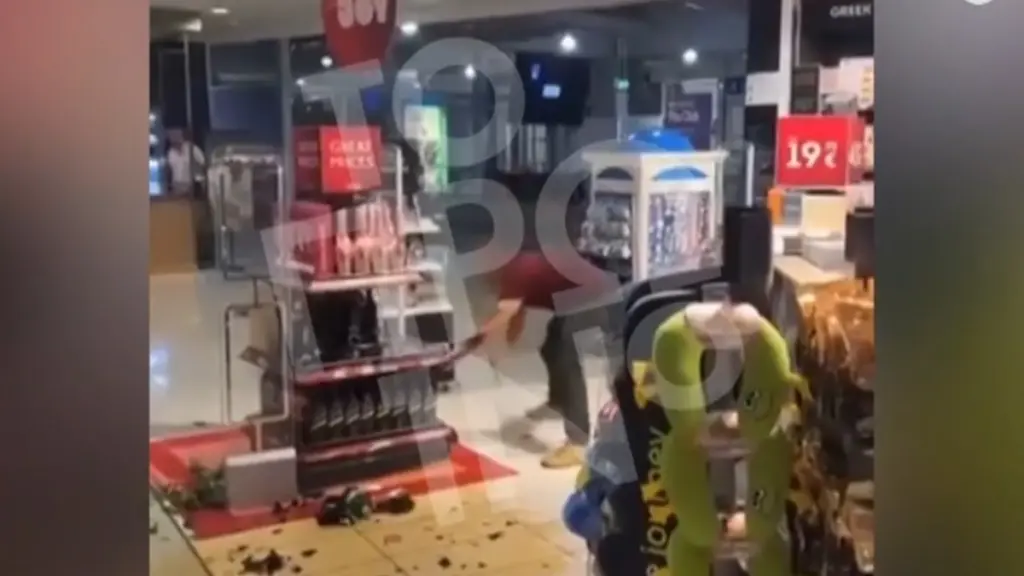 “Ελευθέριος Βενιζέλος”: Άνδρας σε κατάσταση “αμόκ” επιτίθεται σε επιβάτες και καταστρέφει κατάστημα Duty Free – Δείτε βίντεο