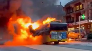 Τραγωδία στην Ελβετία: Έξι νεκροί και τουλάχιστον 5 τραυματίες από φωτιά σε λεωφορείο (Βίντεο)