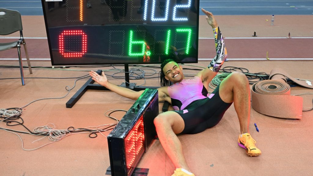 Εμμανουήλ Καραλής: Συζήτηση με τον Σεργκέι Μπούμπκα μετά το άλμα στα 6,17 μ.