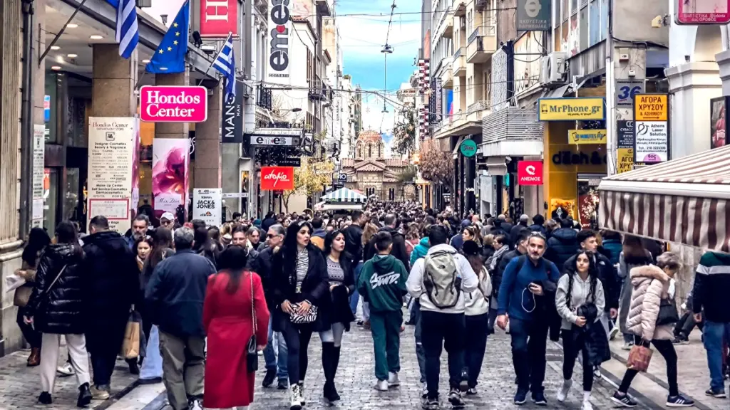 Κατώτατος μισθός: Η αύξηση από την 1η Απριλίου συμπαρασύρει σειρά επιδομάτων – Ποιοι θα δουν περισσότερα χρήματα στην τσέπη