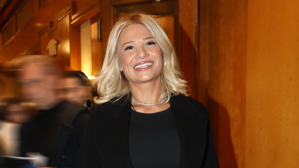 Φαίη Σκορδά: Επιβεβαίωσε on air για πρώτη φορά τον γάμο της με τον Αλέξανδρο Αθανασιάδη (vid)