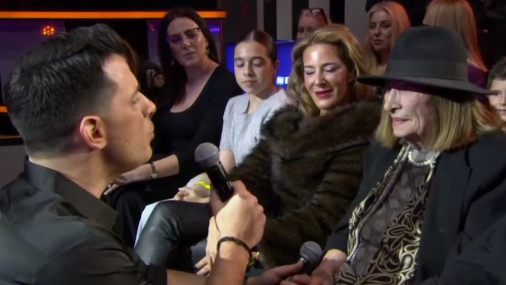 Θοδωρής Φέρρης: Τραγούδησε με τη μητέρα του στο «J2US» – «Ωραία που τα λες» (Βίντεο)