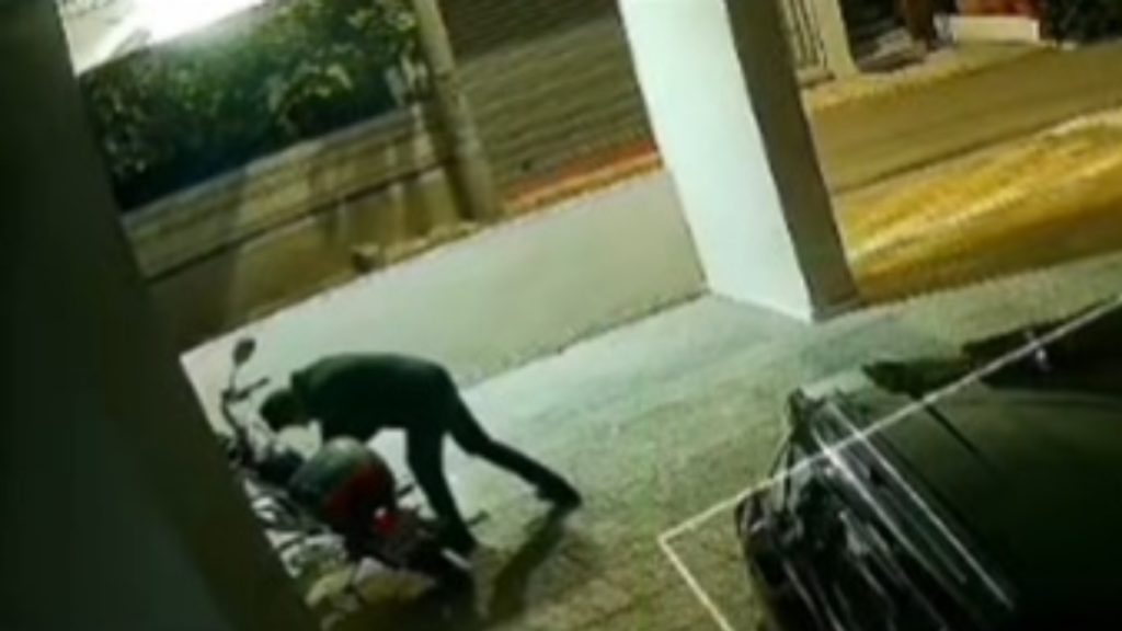 Νέα Φιλαδέλφεια: Έκλεψε βενζίνη από μηχανάκι – Τον κατέγραψαν οι κάμερες (βίντεο)