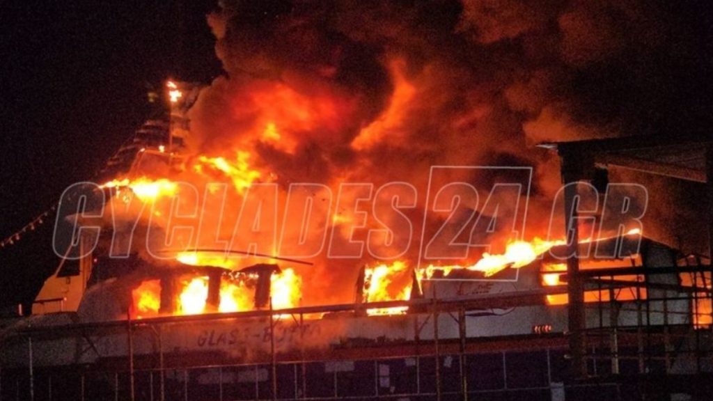 Φωτιά στο λιμάνι της Σύρου – Καίγονται τρία σκάφη (Βίντεο)