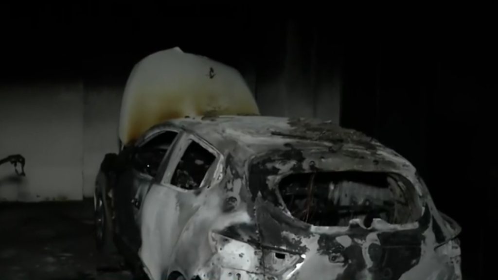 Θεσσαλονίκη: Φωτιά σε πυλωτή πολυκατοικίας στην Καλαμαριά – Κάηκε ολοσχερώς αμάξι, ζημιές και σε δύο δίκυκλα