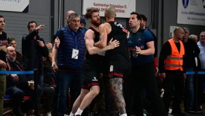 Ένταση στο Πανιώνιος – Ολυμπιακός: Ο Φουρνιέ κινήθηκε έξαλλος κατά οπαδού στις court seats (βίντεο)