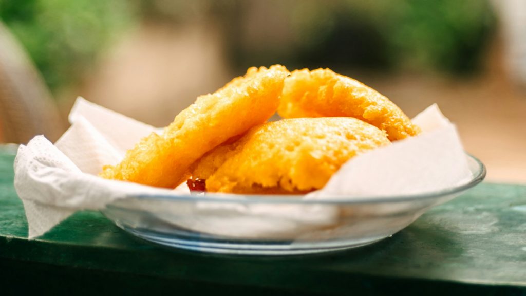 25η Μαρτίου 2026: Η αυθεντική συνταγή για μπακαλιάρο όπως τον έκαναν οι παλιοί, με το πιο τραγανό κουρκούτι