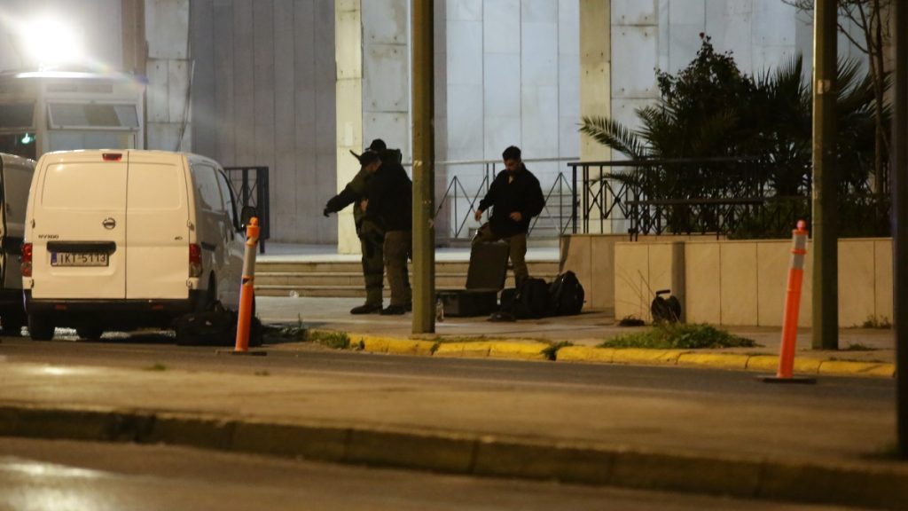 Συναγερμός στην ΓΑΔΑ: Συνελήφθη ο 48χρονος άνδρας που είχε τρεις χειροβομβίδες και απειλούσε να ανατιναχθεί