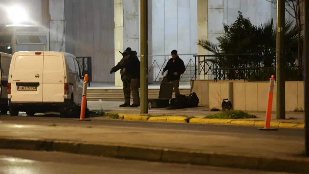 Θρίλερ με το Σουδανό έξω από τη ΓΑΔΑ: Υποστηρίζει ότι βρήκε τις χειροβομβίδες σε άλσος κάτω από την Ακρόπολη