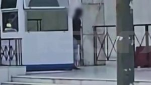 ΓΑΔΑ: Η στιγμή που 48χρονος Σουδανός απειλεί αστυνομικούς – “Δεν έχω ιδέα που βρήκε τις χειροβομβίδες” λέει η σύζυγος του