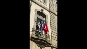 Γαλλία: Ακροδεξιοί δήμαρχοι κατέβασαν τις σημαίες της ΕΕ (Βίντεο)