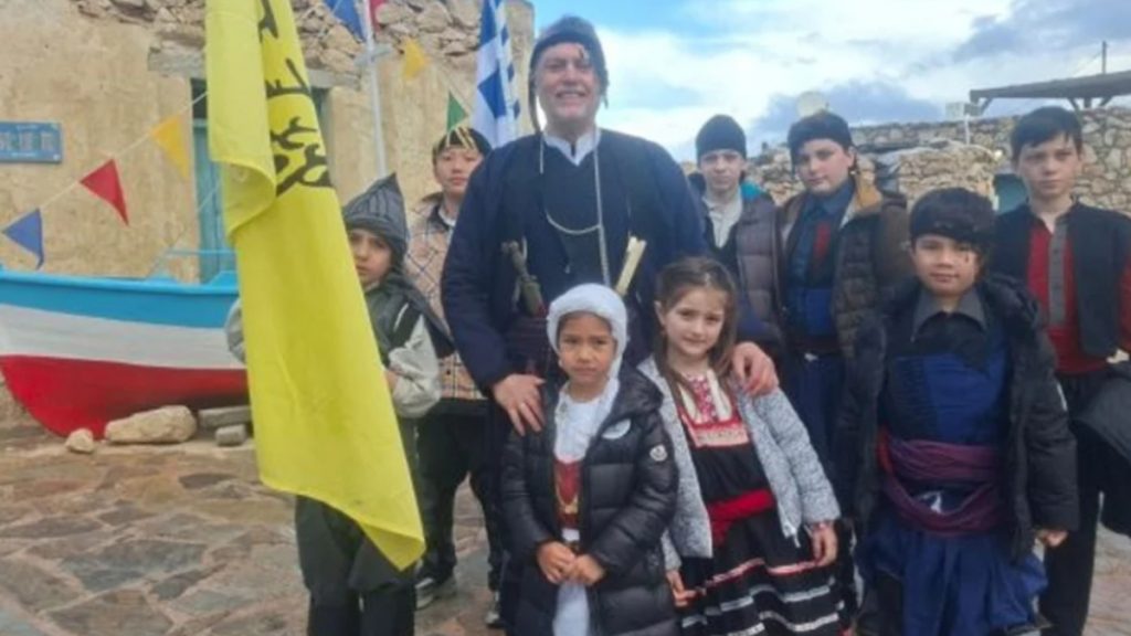 25η Μαρτίου: Μαθητές από πέντε σχολεία της Αττικής παρέλασαν στη Γαύδο φορώντας παραδοσιακές στολές (Βίντεο)