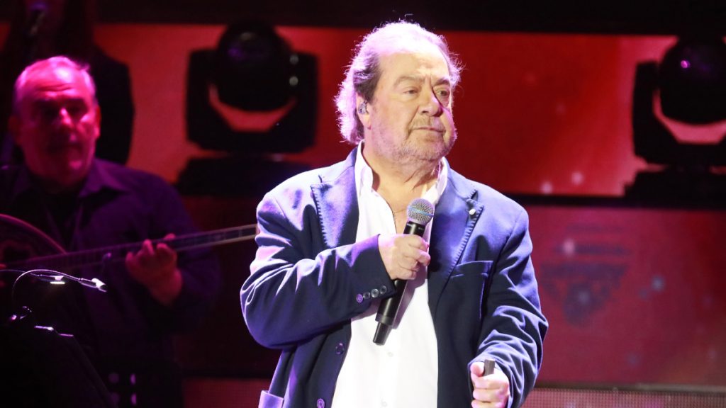 Γιάννης Πάριος: Η συγκίνησή του επί σκηνής για τη Μαρινέλλα – Το τραγούδι που της αφιέρωσε (vid)