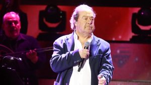 Γιάννης Πάριος: Η συγκίνησή του επί σκηνής για τη Μαρινέλλα – Το τραγούδι που της αφιέρωσε (vid)