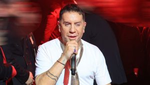 Γιώργος Μαζωνάκης: Με κόκκινα μαλλιά και μουστάκι στο νυχτερινό κέντρο που εμφανίζεται (vid)