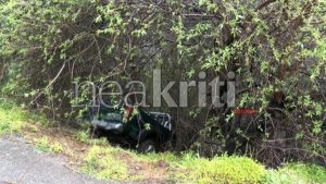 Αυτοκίνητο έπεσε σε γκρεμό στα Χανιά – Απεγκλωβίστηκαν οι δύο ηλικιωμένοι επιβάτες (Εικόνες)