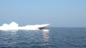 CBS News: Ενδείξεις ότι το Ιράν τοποθετεί νάρκες στα Στενά του Ορμούζ